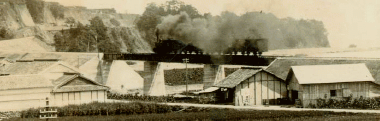 Photo : Steam Locomotive at Akano ( presented by Kazuo Shimasaki) -- Railroad service was started between Tei and Aki in 1930.